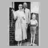 111-3429 Vater Walter Schorlepp mit seinen Kindern Ursula und Klaus.jpg